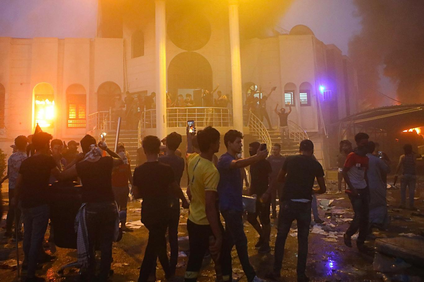 مقتل 16 شخصا جراء إطلاق النار على المتظاهرين في العراق